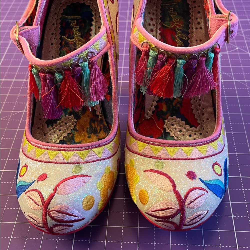 NWOB Irregular Choice Size 39 white glitter embroidered heels. - Picture 2 of 5